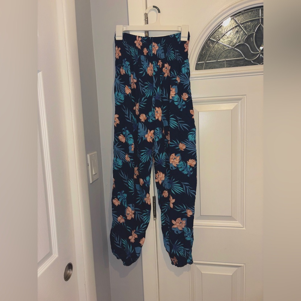 NWOT - Lotus and Luna Floral Navy Wide Leg Flowy Pants - size medium